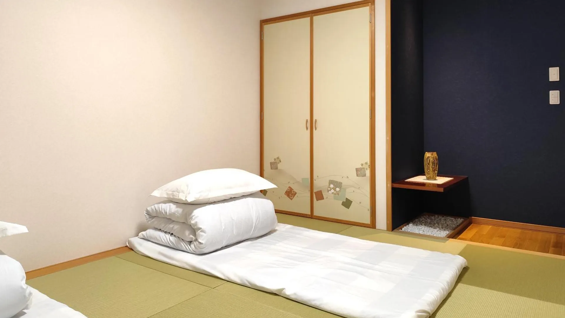 White House Onsen Guesthouse Shiraoi