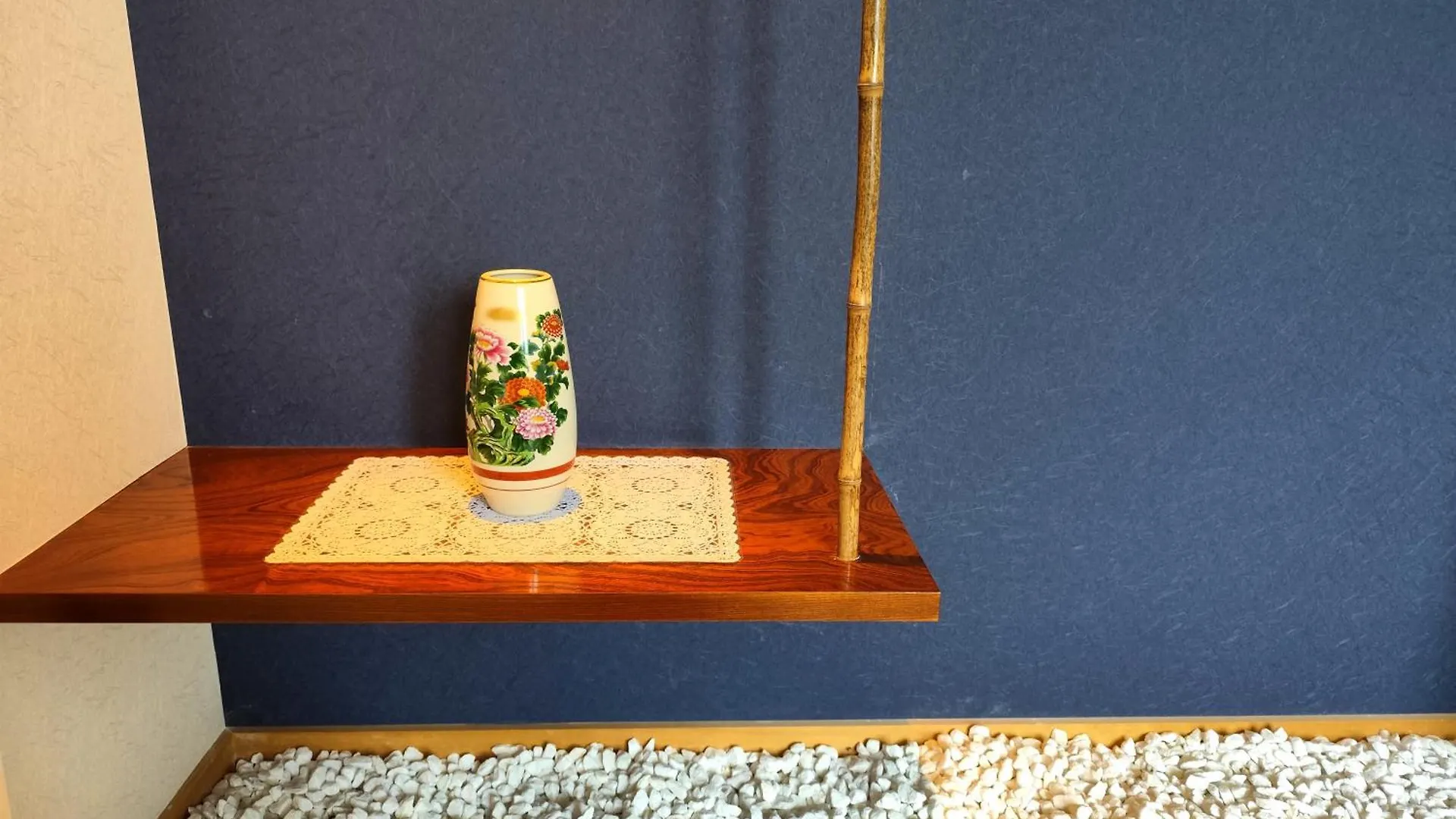 White House Onsen Guesthouse Shiraoi Gasthof