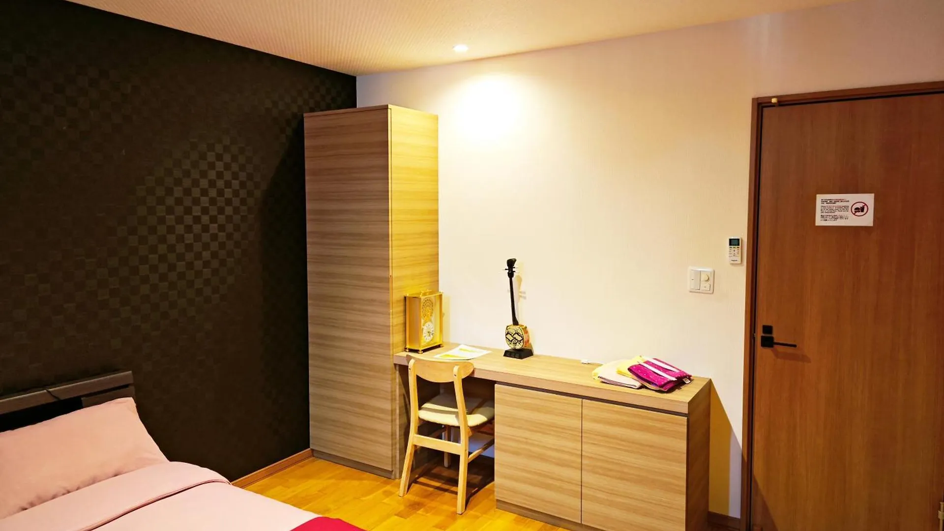 White House Onsen Guesthouse Shiraoi