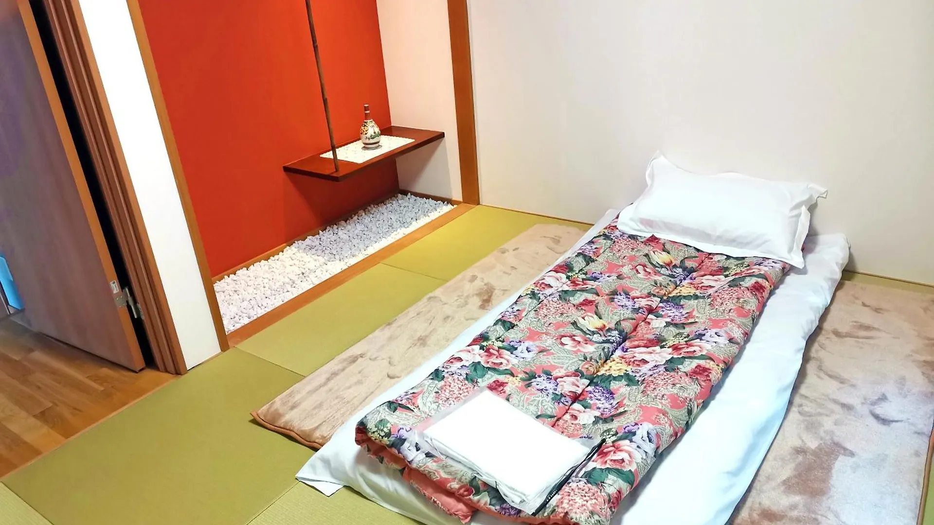 White House Onsen Guesthouse Shiraoi 0*,  Japan