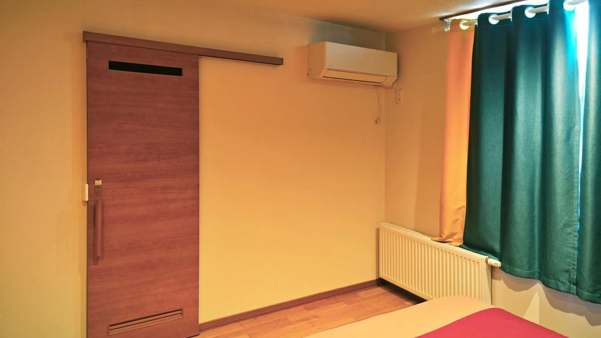 White House Onsen Guesthouse Shiraoi